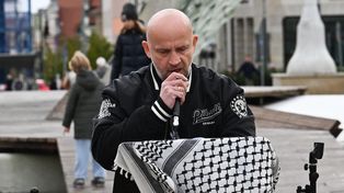 Poznań: Na Placu Wolności trwa wielogodzinne wyczytywanie imion dzieci zabitych w Gazie. Udział wziął m.in. Peja