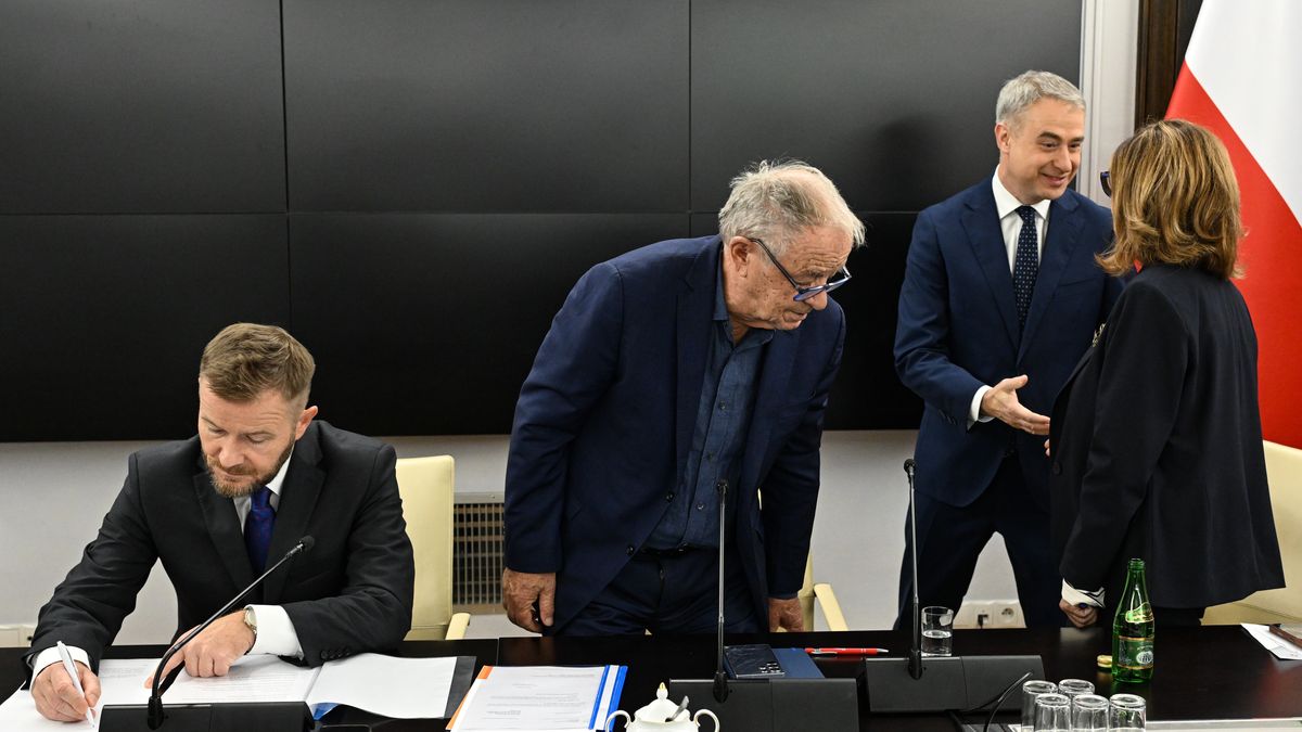 Warszawa, 13.10.2026. Senatorzy KO Jerzy Fedorowicz (2L), Ryszard Świlski (L), marszałek Senatu Małgorzata Kidawa-Błońska (P) i wicepremier, minister cyfryzacji Krzysztof Gawkowski (2P) na posiedzeniu senackich Komisji Kultury i Środków Przekazu oraz Komisji Infrastruktury, 13 bm. Komisje zajmą się rozpatrzeniem projektu ustawy o świadczeniu usług drogą elektroniczną, implementującej unijne rozporządzenie DSA. (ad) PAP/Radek Pietruszka