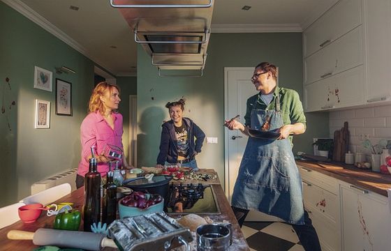 Farby Dekoral Effect 3in1 w reklamie „Odporne na niespodzianki, które przynosi życie”