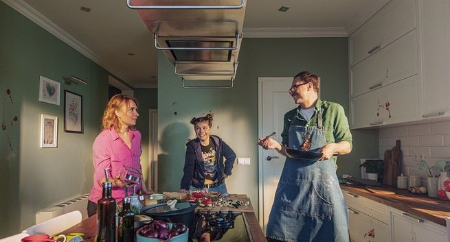 Farby Dekoral Effect 3in1 w reklamie „Odporne na niespodzianki, które przynosi życie”