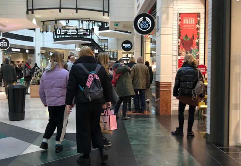 Nie kupują, tylko chodzą po centrach handlowych. Absurdalna propozycja posła PiS: Niech płacą