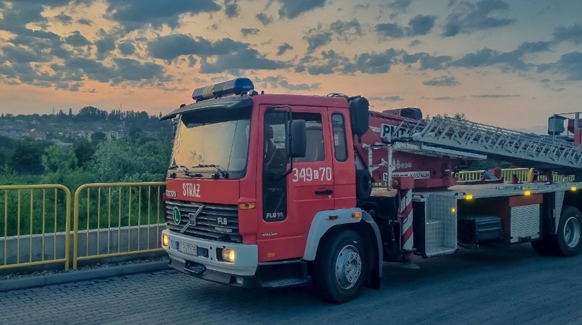 Nowy samochód strażacki dla OSP Grzędzice. 21. metrowy podnośnik koszowy  poprawi możliwości operacyjne jednostki