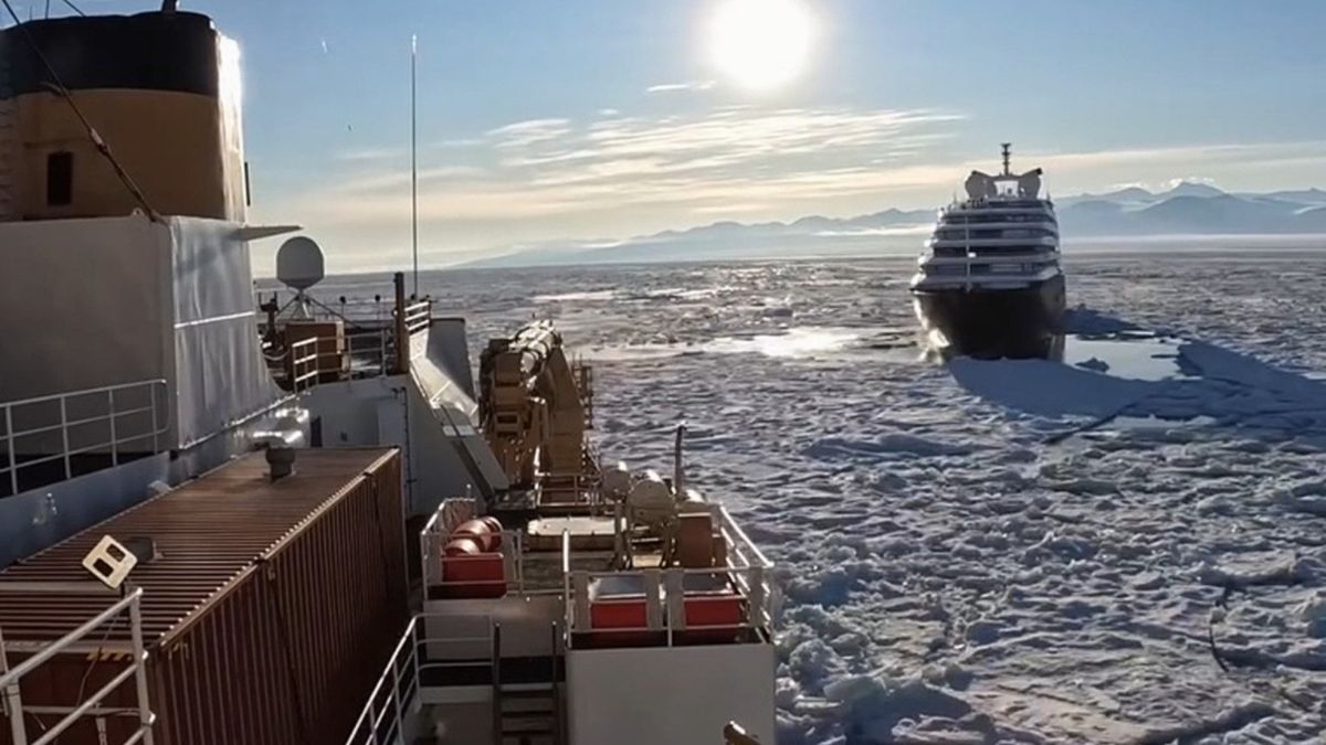 Akcja ratowania statku wycieczkowego, który został uwięziony
