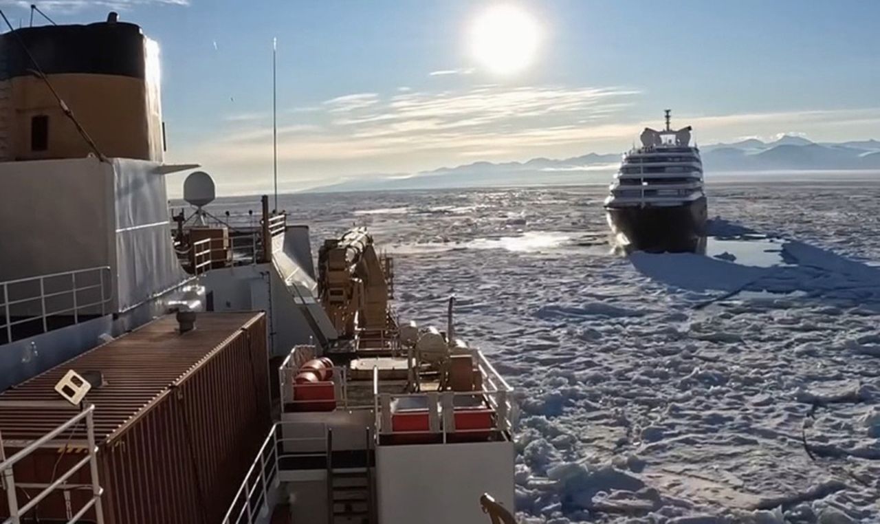 Uwięzieni w antarktycznym lodzie. Amerykański lodołamacz ruszył na pomoc