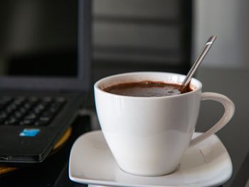 Biegniesz po kawie do toalety? Lekarz tłumaczy, co to oznacza