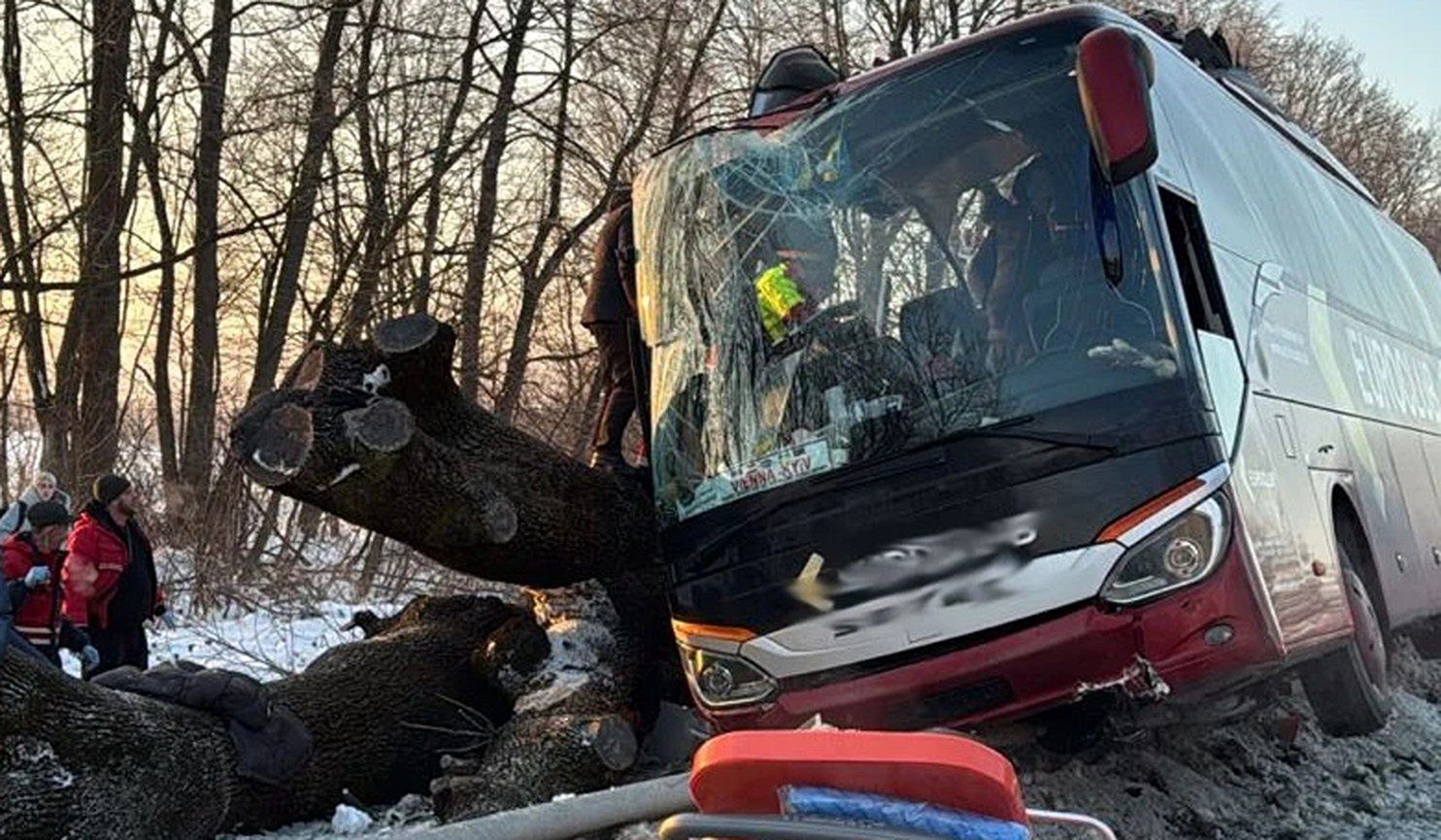 wiadomości,aktualności,WP Wiadomości Poważny wypadek autokaru, który jechał z Kijowa. Uderzył w słup