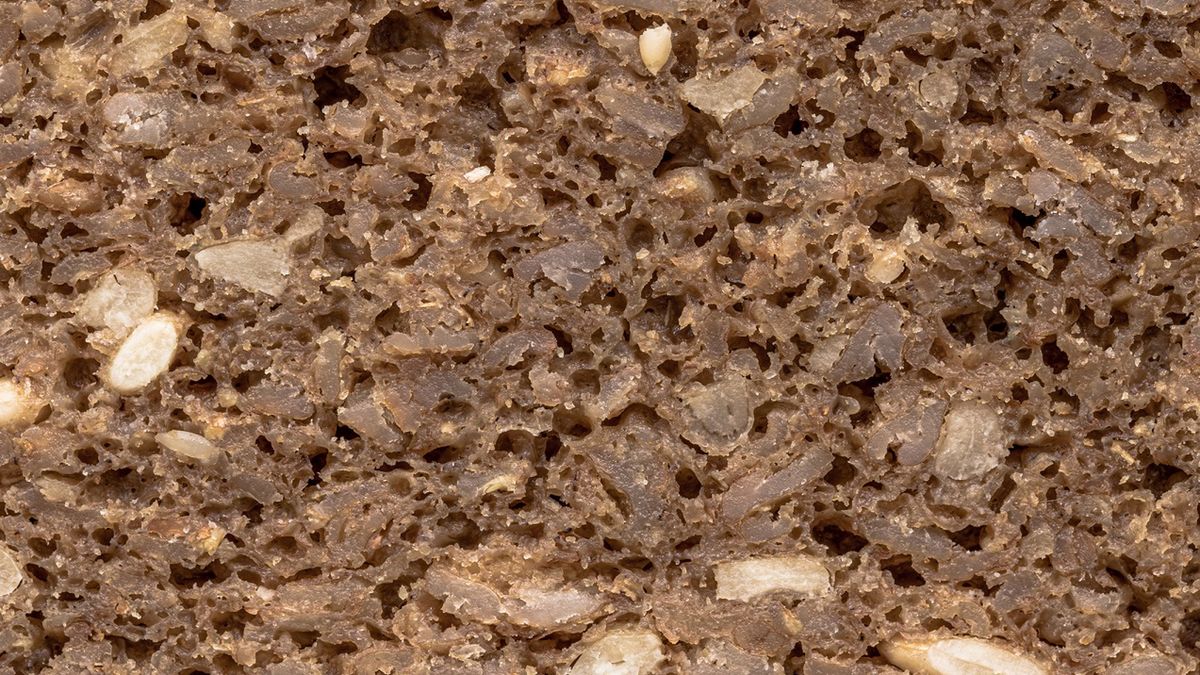 Masa witamin i minerałów w małej kromce chleba. To jeden z najzdrowszych wypieków