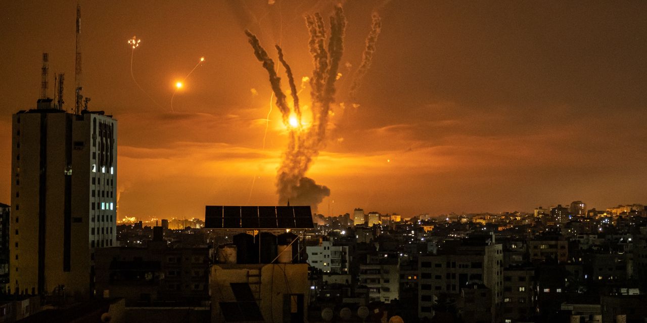 Rakiety wystrzelone z terytorium Strefy Gazy napotykają na antyrakiety Żelaznej Kopuły - systemu obronnego Izraela, 14.05.2021 r. 