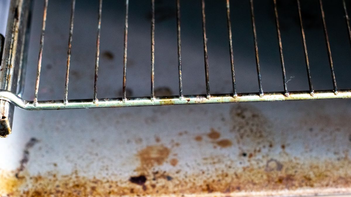 Jak wyczyścić ruszt z piekarnika w prosty sposób?