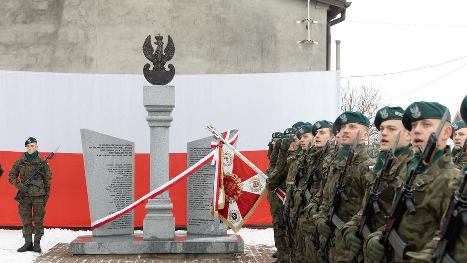 Podniosła patriotyczna uroczystość w Dąbowie Wielkiej - odsłonięcie pomnika-memoriału 59 żołnierzy WP