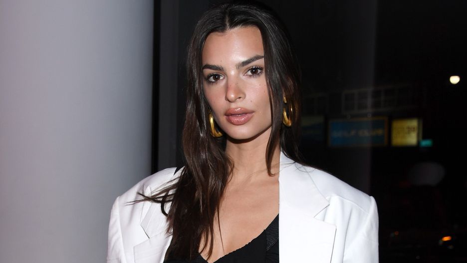 Emily Ratajkowski pokazała dekolt. Świeżo upieczona mama miała wolny wieczór