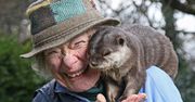 Staruszka i wydra, czyli wyjątkowa przyjaźń na zdjęciach