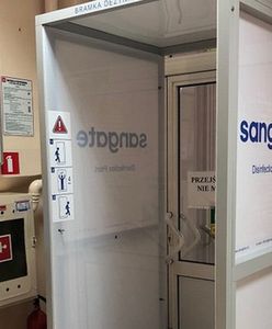 Koronawirus. Dolnośląskie Centrum Onkologii zabezpiecza pacjentów. Zainstalowano dodatkową bramkę do dezynfekcji