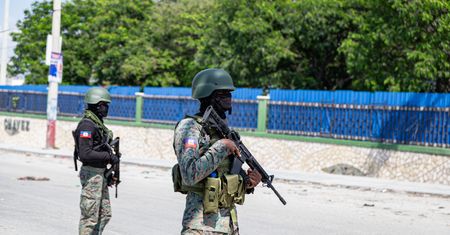 Działo się w poniedziałek w nocy. Chaos w karaibskim kraju. Ciała leżą w upale