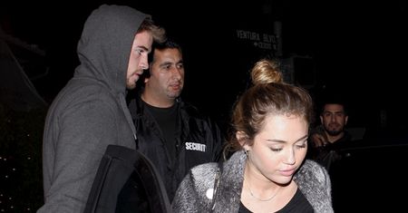Miley Cyrus bez stanika... (FOTO)