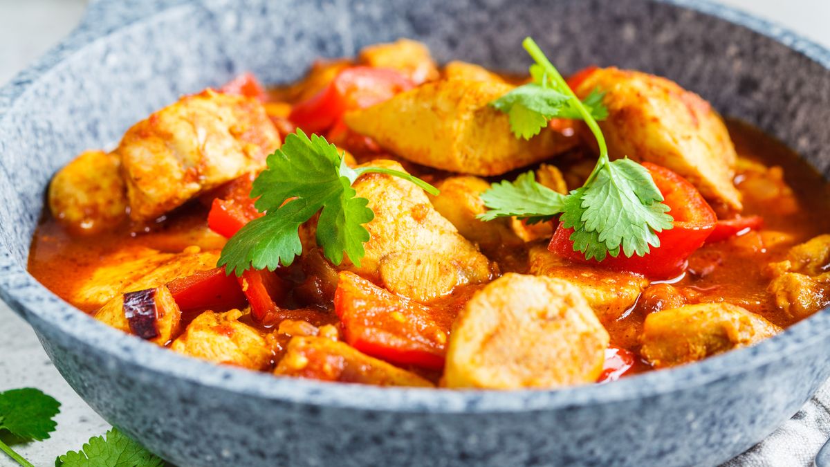 Na jednej patelni robię kurczaka z warzywami