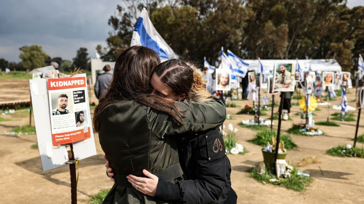 Archiwum zagraniczne East News 2024-02Two women react while visiting the site of the Supernova music festival near Kibbutz Reim, southern Israel, on February 19, 2024. Thousands of visitors in Israel have been flocking weekly to the site of the Supernova music festival, to pay their respects to the 364 people killed there by Hamas in the October 7 attacks. The Supernova festival saw the highest toll by far of the sites attacked when Hamas militants broke through from Gaza into southern Israel in an unprecedented attack, which resulted in the deaths of more than 1,160 people. In response, Israel launched a military campaign that has killed at almost 30,000 people in Gaza, mostly women and children, according to the Palestinian territory's health ministry. (Photo by RONALDO SCHEMIDT / AFP) / To go with 'Israel-Palestinians-conflict' by Michael BLUM #MER62RONALDO SCHEMIDT