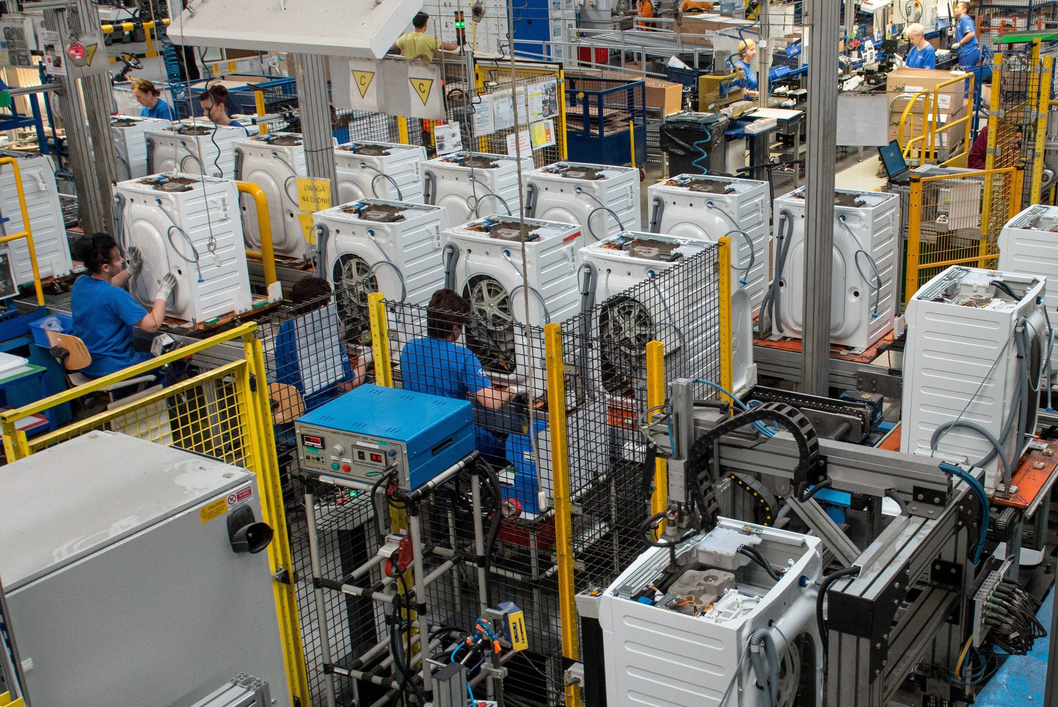 fabryka Elektrolux
O�awa, 05.11.2014. Fabryka pralek Elektrolux w O�awie, 5 bm. W produkuj�cej pralki fabryce Elektroluxa w O�awie, powstaje europejskie centrum kompetencji. W centrum, 100 ekspert�w i specjalist�w b�dzie koordynowa� zam�wienia, planowa� zaopatrzenie w komponenty oraz planowa� transport z 15 fabryk marki Elektrolux w ca�ej Europie. O�awska fabryka zatrudnia 1000 os�b i produkuje rocznie 1,2 mln pralek. (mk/mgut) PAP/Maciej Kulczy�ski
Maciej Kulczy�ski
Elektrolux, Elektroluxa, elementy, europejskie centrum kompetencji, fabryka, komponenty, linia produkcyjna, monta�, praca, pralek, pralka, pralki, produkcja