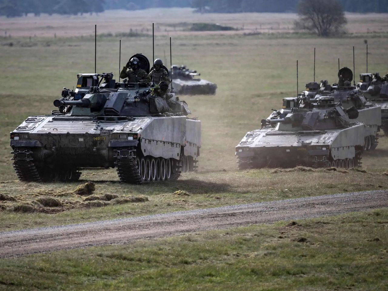 CV90 podczas ćwiczeń wojskowych na poligonie w Szwecji.