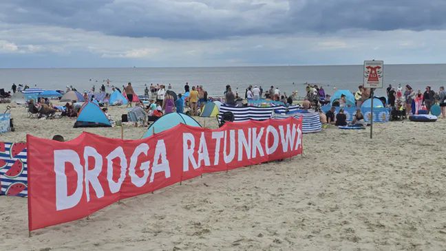 Znaki pokazujące korytarz życia pojawił się na plaży w Jantarze