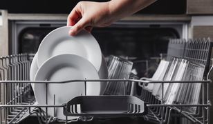Rób tak ze zmywarką. Naczynia będą błyszczeć, a ona długo ci posłuży