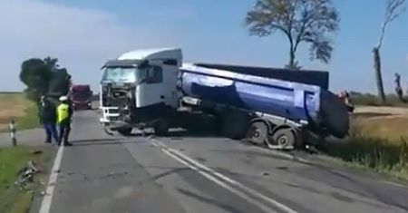 Dramat na drodze. TIR wjechał w samochód osobowy