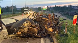 Łomża: BMW wjechało prosto pod ciężarówkę. Dwie osoby zostały zabrane do szpitala