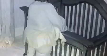 Babcia chciała odłożyć niemowlę do łóżeczka. Nagle straciła równowagę