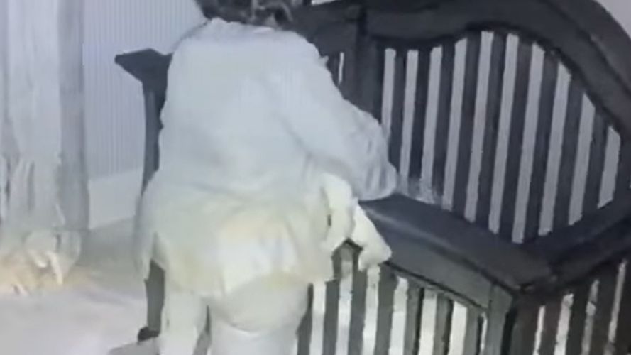 Razem z dzieckiem wpada do łóżeczka