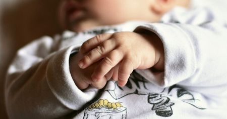 Kompletnie pijana 32-latka opiekowała się 7-miesięczną córką. Kobieta miała ponad 3 promile alkoholu. Pijana też babcia