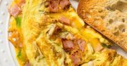 Na weekendowe śniadanie serwuję słynny amerykański omlet. Bije na głowę zwykłą jajecznicę