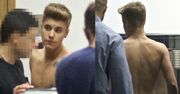 Justin Bieber BEZ KOSZULKI na lotnisku! (ZDJĘCIA)