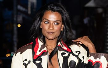 Gwiazda Bridgertonów lansuje trend. Stylizacja z pazurem robi furorę