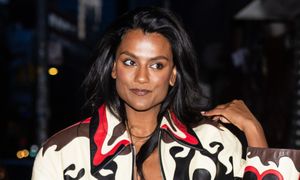 Gwiazda Bridgertonów lansuje trend. Stylizacja z pazurem robi furorę