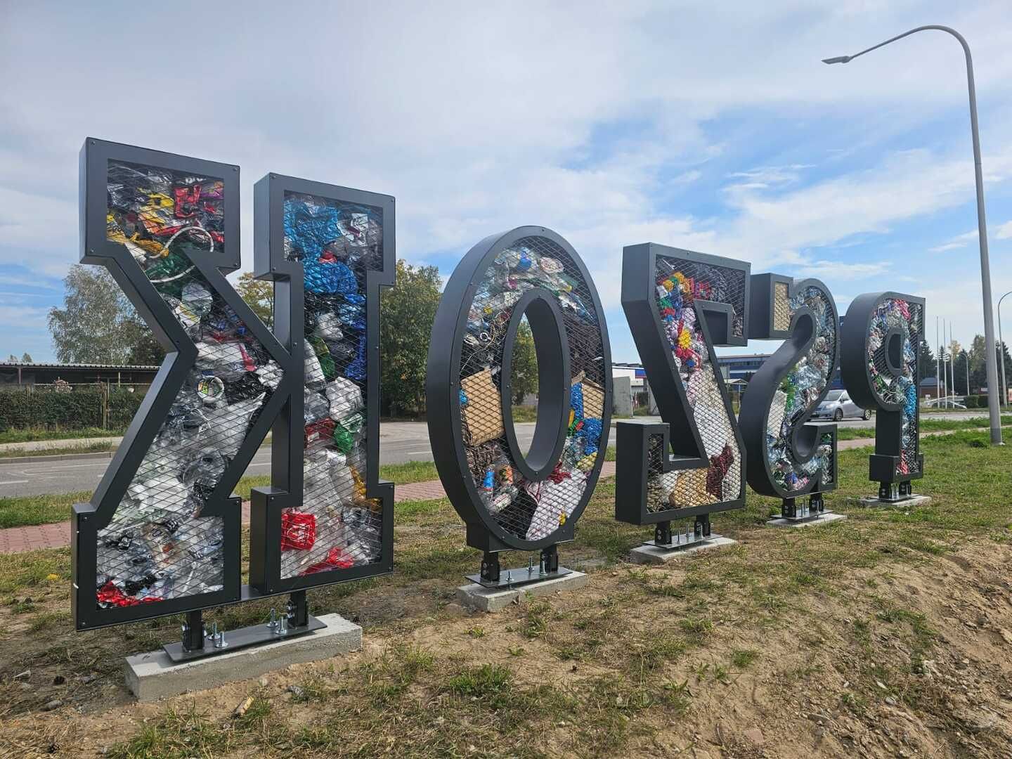 PSZOK w Ostrowcu Świętokrzyskim zyskał wyjątkową ozdobę w duchu recyklingu