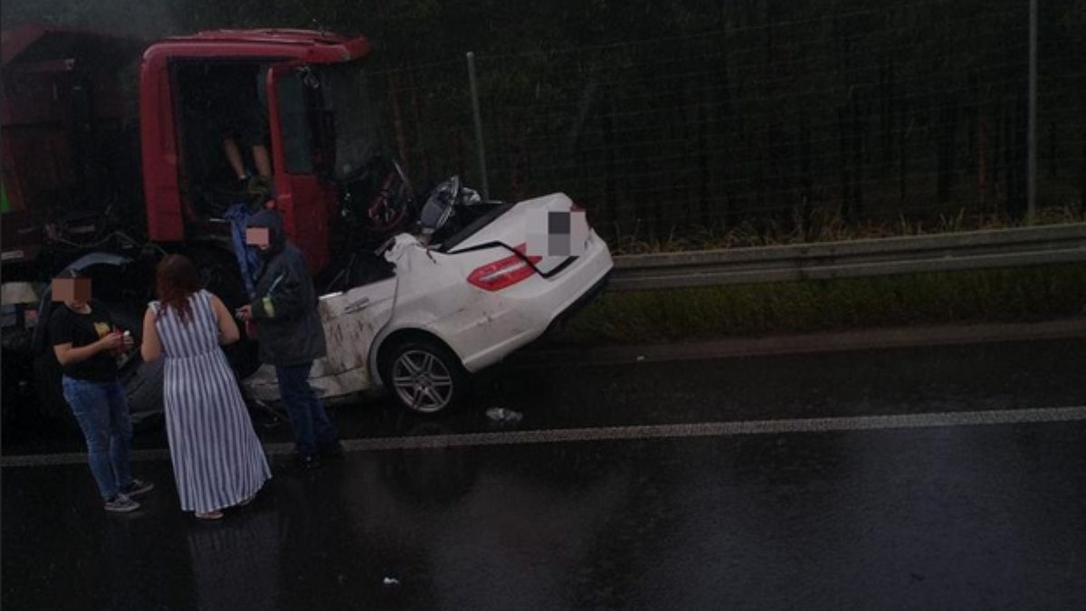 Kierowca samochodu osobowego zginął na miejscu. 