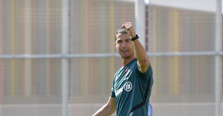 Totalnie zaskoczył! Cristiano Ronaldo pokazał się z nową fryzurą