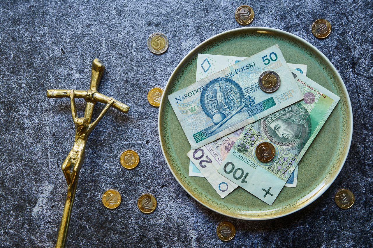 Datek za mszę za zmarłego. Czy jest cennik i ile zwyczajowo daje się księdzu?