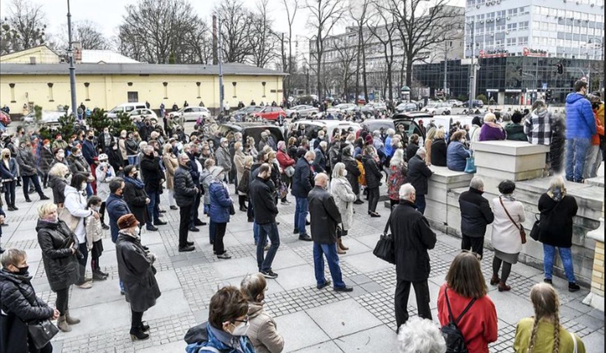 Przed Bazyliką Archikatedralną Św. Stanisława Kostki w Łodzi zgromadzili się ludzie.