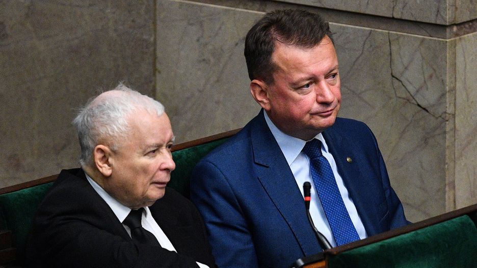 Warszawa, 28.07.2023. Wicepremier, prezes PiS Jarosław Kaczyński (L) oraz minister obrony narodowej Mariusz Błaszczak (P) na sali obrad Sejmu w Warszawie, 28 bm. Sejm zajmie się m.in. projektem prezydenta o współpracy władz ws. przewodnictwa Polski w Radzie UE oraz sprzeciwem Senatu do prezydenckiej noweli ustawy o Państwowej Komisji ds. badania wpływów rosyjskich. (jm) PAP/Radek Pietruszka