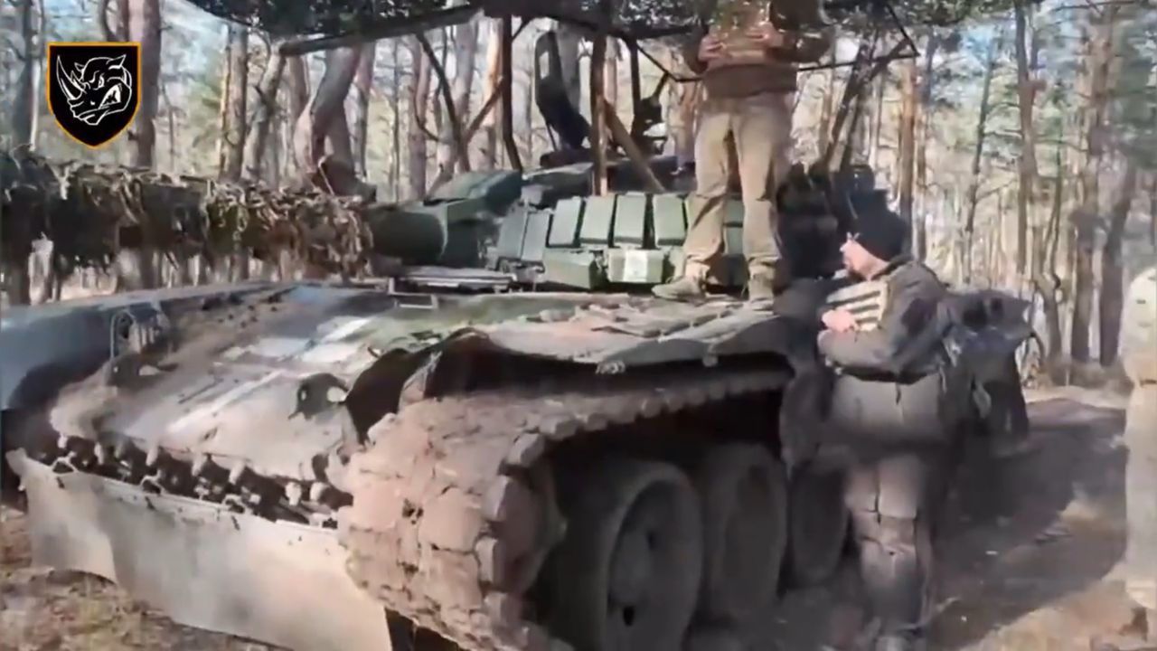 Rosyjski pancerny Frankenstein będący składanką stosunkowo nowego T-72B3 i starego T-72B1.