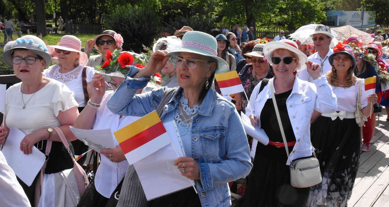 Marsz Kapeluszowy na rozpoczęcie Jarmarku Kujawskiego w Inowrocławiu. Z okazji 150-lecia uzdrowiska. Zdjęcia