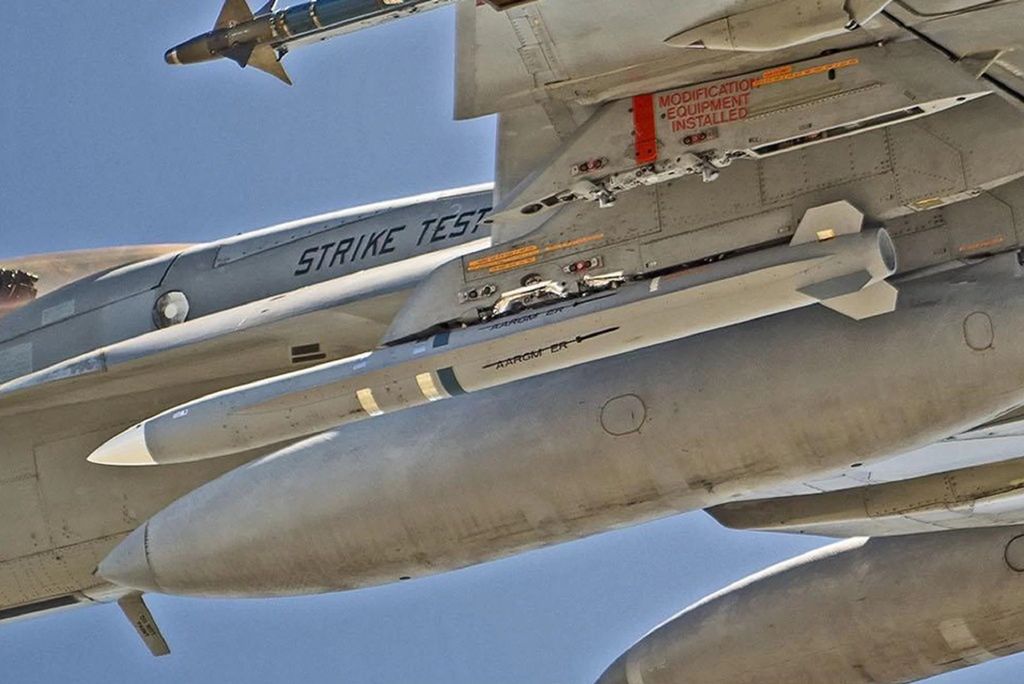 Pocisk AGM-88G AARGM-ER pod skrzydłem F/A-18