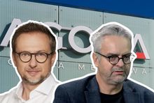 Bartosz Hojka i Wojciech Czuchnowki na tle siedziby Agory