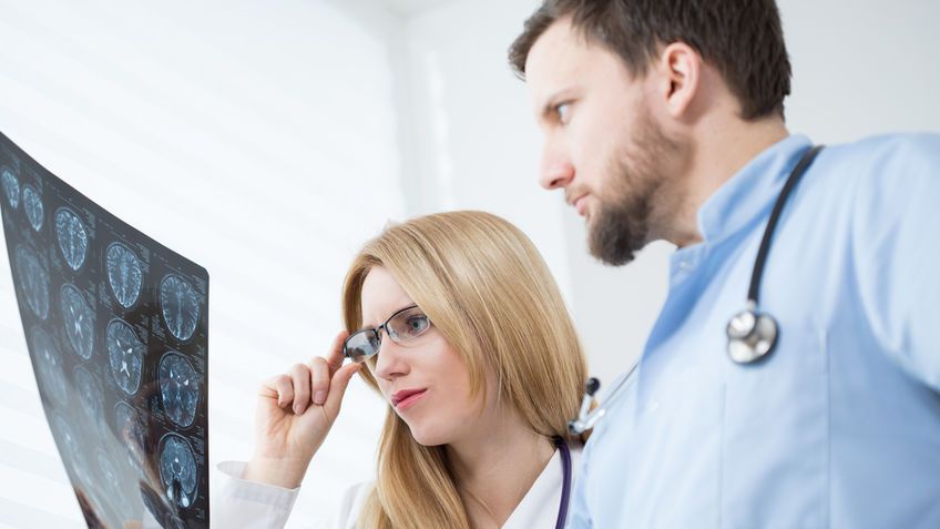 Schwannoma, czyli nerwiak osłonkowy, określany także jako neurilemmoma lub neurinoma to łagodny nowotwór