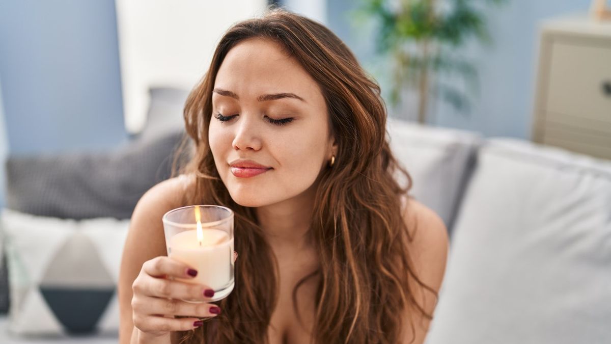 Świece zapachowe mogą pachnieć niemal wszystkim: lasem, kwiatami lub świeżym praniem.