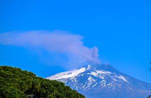 Etna komplikuje wakacyjne podróże. Odwołane loty na Sycylii, MSZ ostrzega Polaków