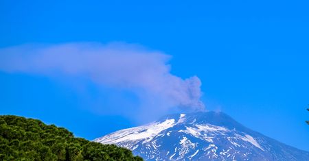 Etna komplikuje wakacyjne podróże. Odwołane loty na Sycylii, MSZ ostrzega Polaków