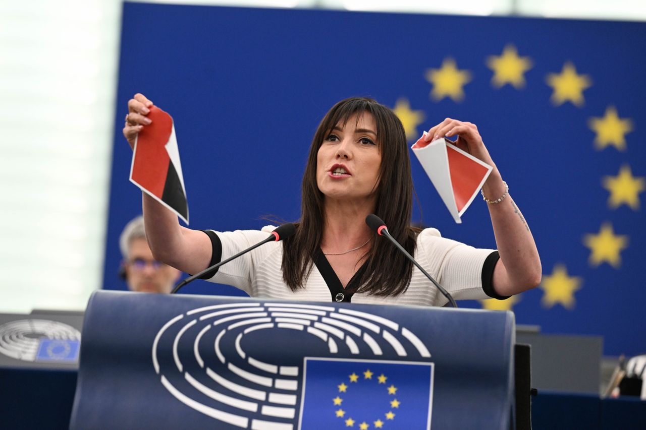 Podarła flagę UPA w europarlamencie. "Nie powinniśmy się zgodzić"