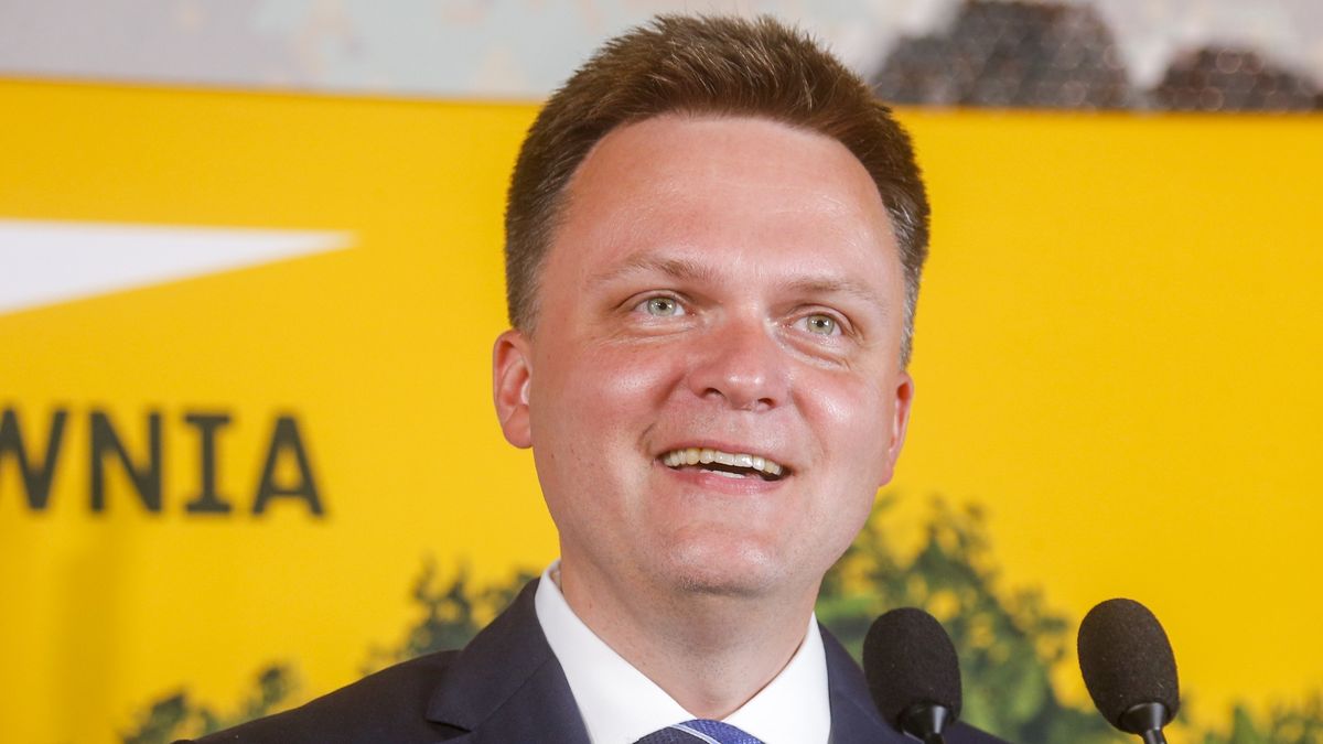 Szymon Hołownia jeździ elektrycznym autem.